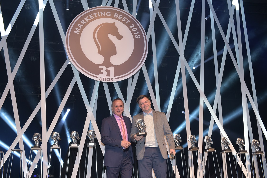 Decio Clemente entrega troféu da ESPM, representada por Eduardo Motta