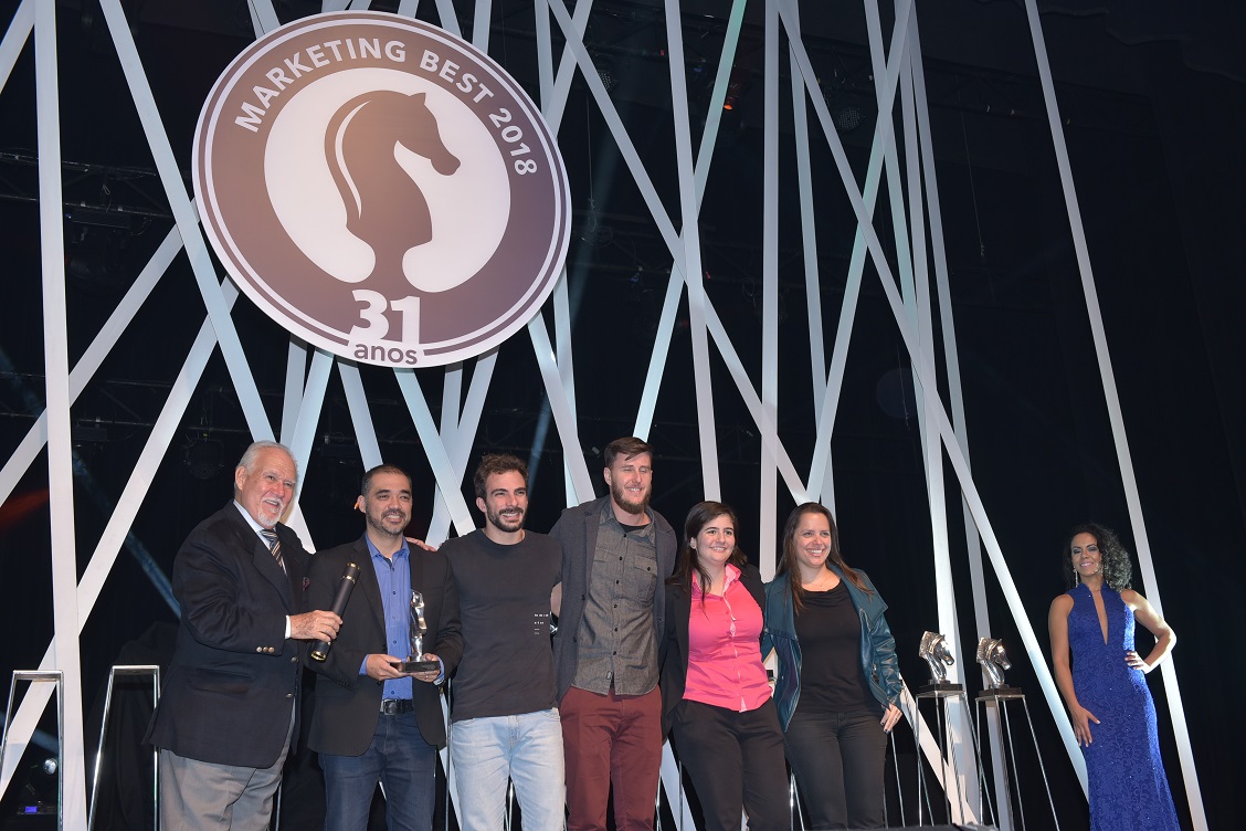João Di Simoni entrega troféu a representantes do case Jeep Renegade - Tudo nele é Jeep