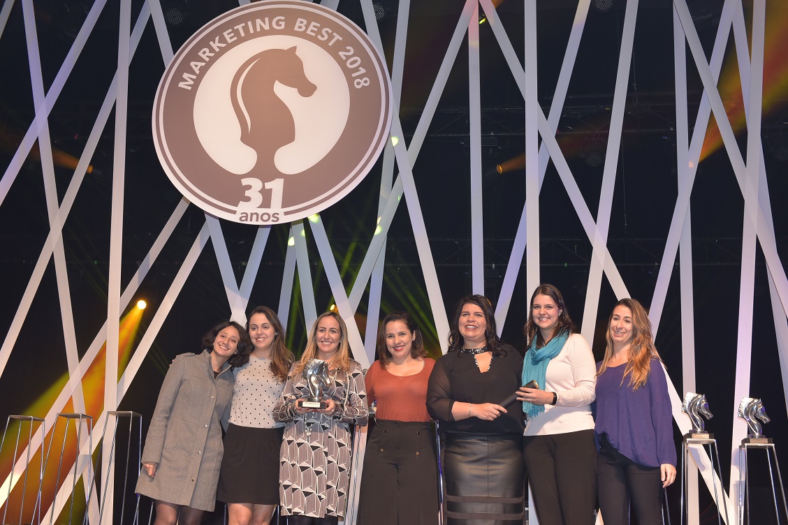 Sueli Dias, da TeleEventos, premia equipe da Maternidade Santa Joana