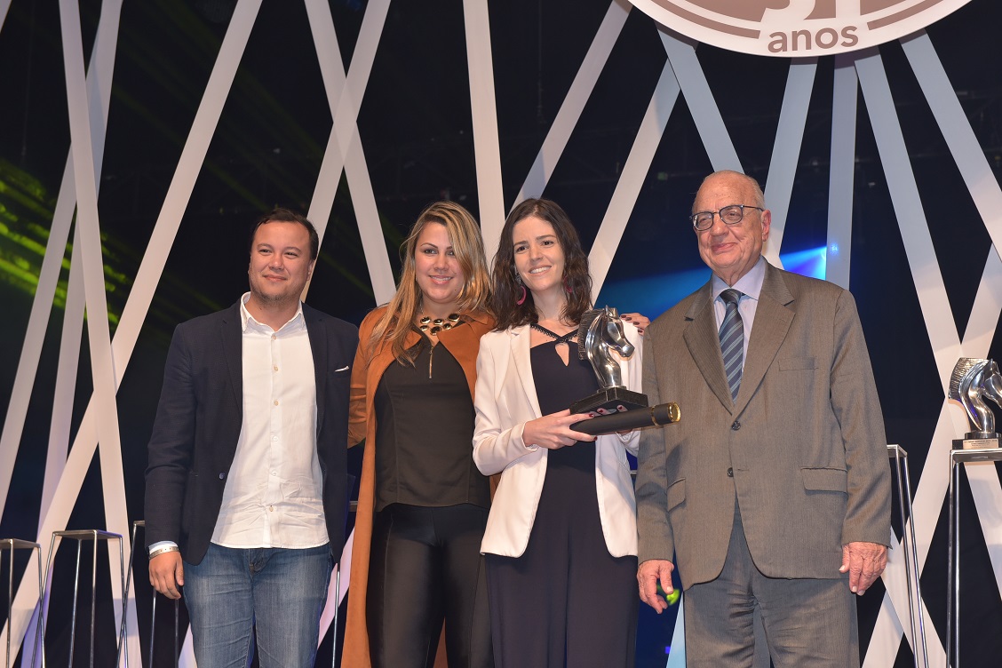 Armando Ferrentini com equipe do case da Mercedes-Benz