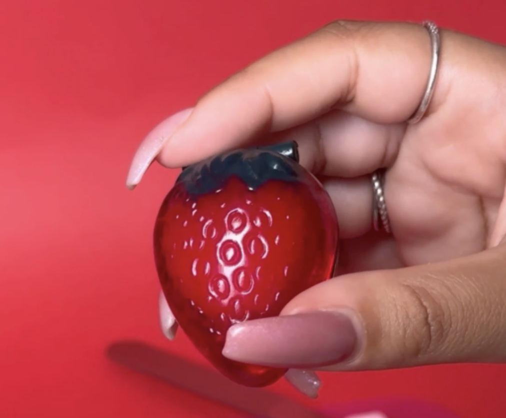 Avon aproveita a trend do morango do amor para relançar um ícone dos anos 2000