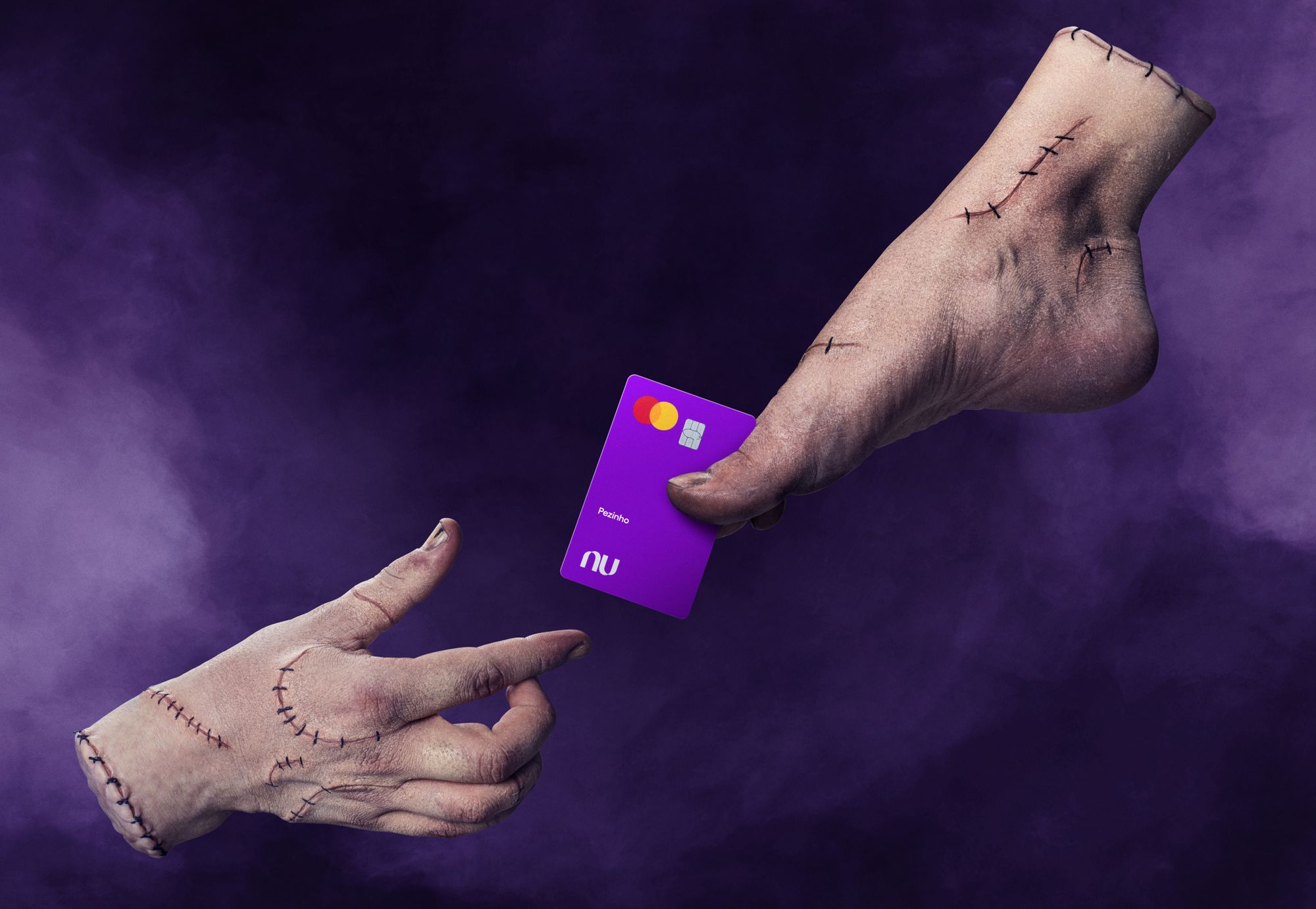 Com ‘Pezinho’ na série Wandinha, Nubank lança campanha com personagem inusitado