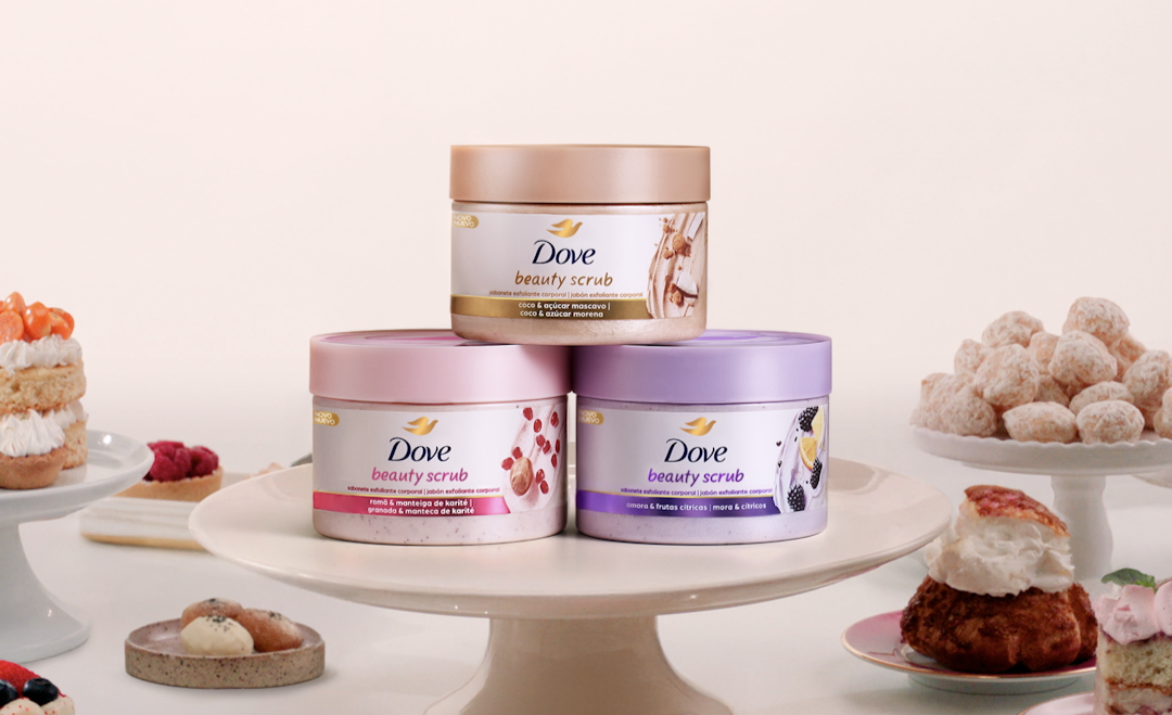 Dove lança linha de esfoliantes com campanha inspirada na confeitaria