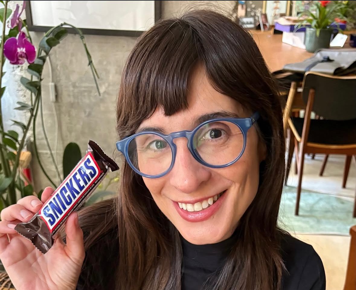 Depois de confundir podcasts, Camila Fremder fecha publicidade com Snickers