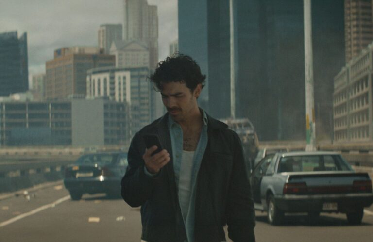 Com Joe Jonas e Camila Coutinho, Heineken estimula pausa nas redes sociais