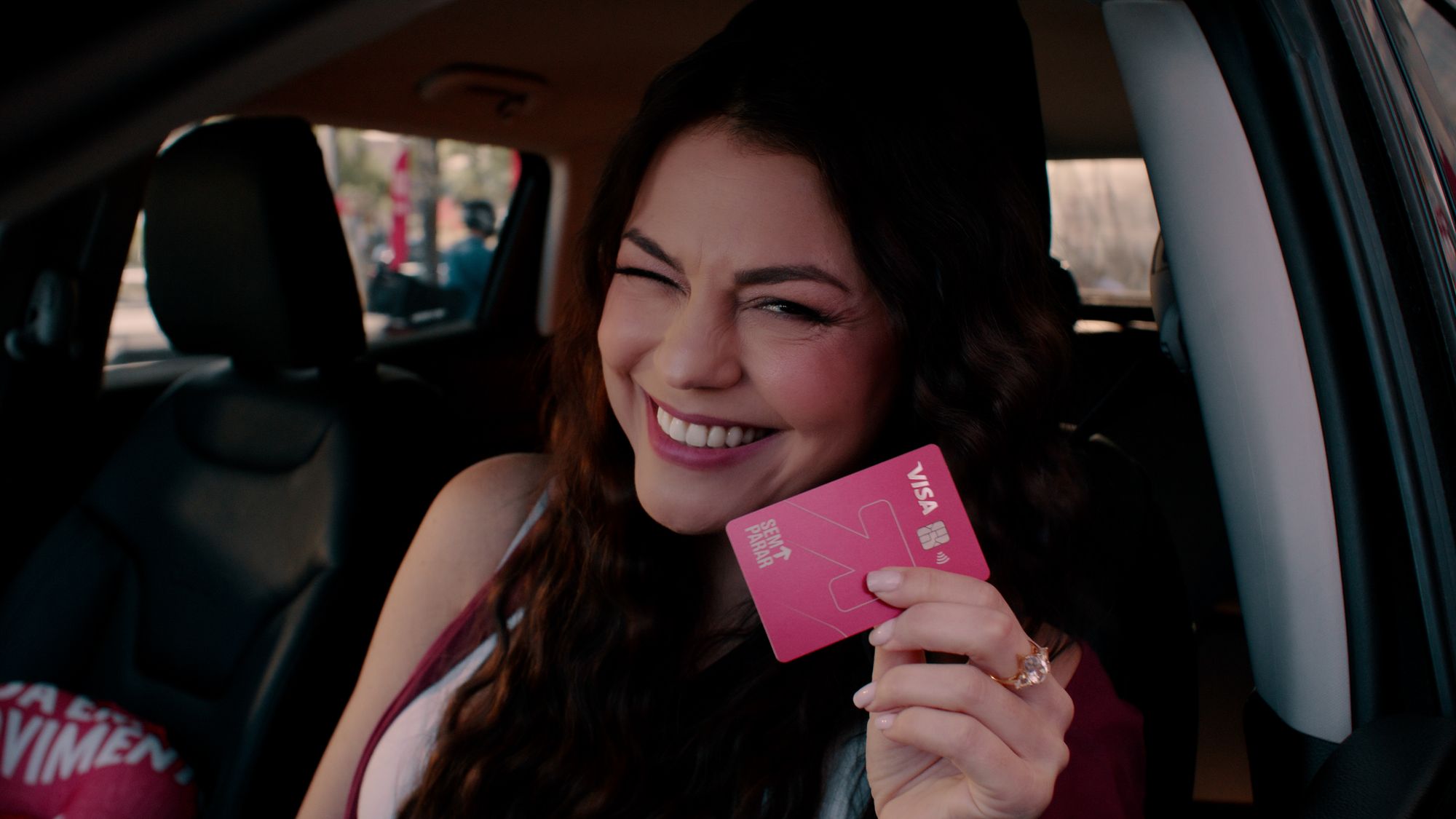 Bruna Louise apresenta cartão de crédito do Sem Parar