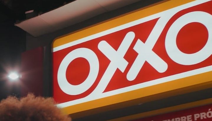 Nova campanha do Oxxo reforça proximidade de suas lojas