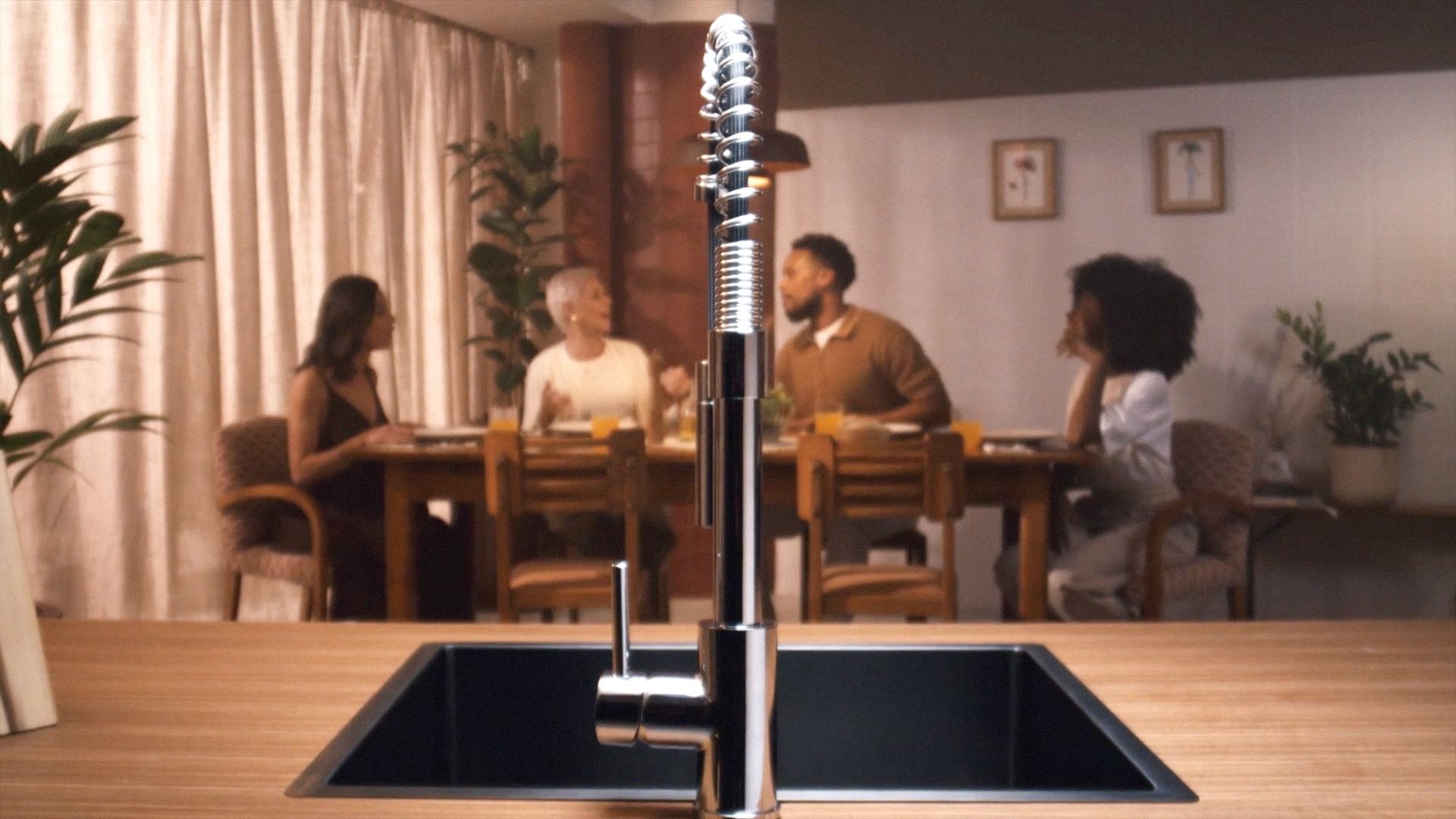 Em nova campanha, Deca destaca cozinha como espaço de encontros