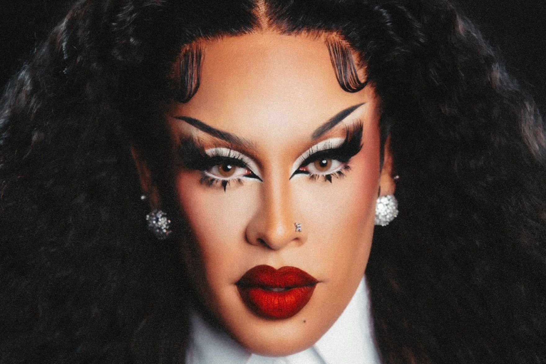 Gloria Groove utiliza produtos da Avon em ação da VML