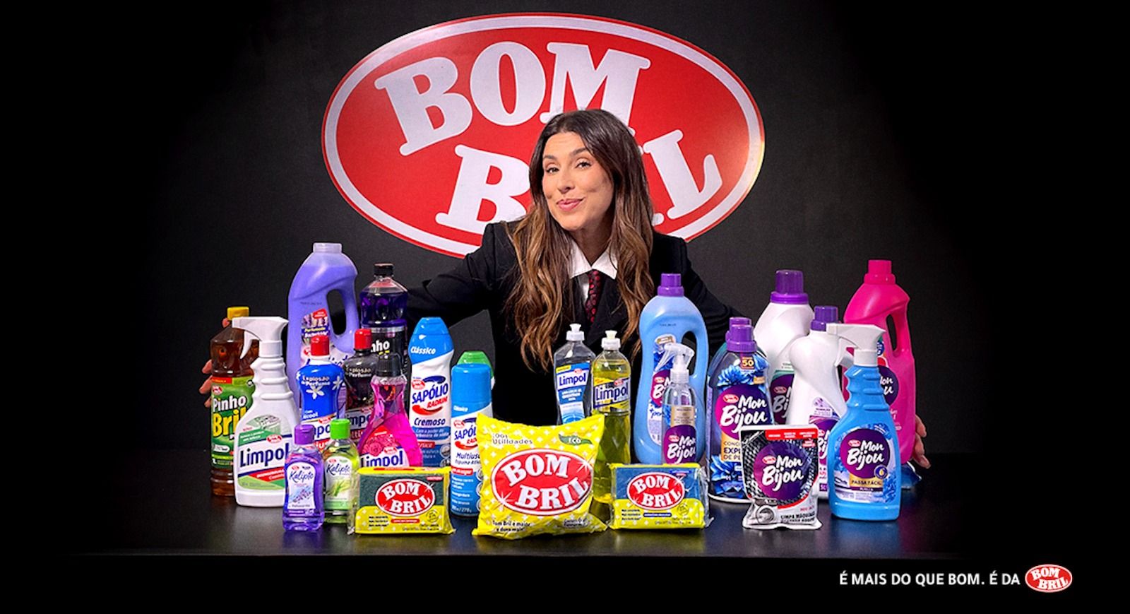 Com Fernanda Paes Leme, Bombril 'limpa' telas do feed