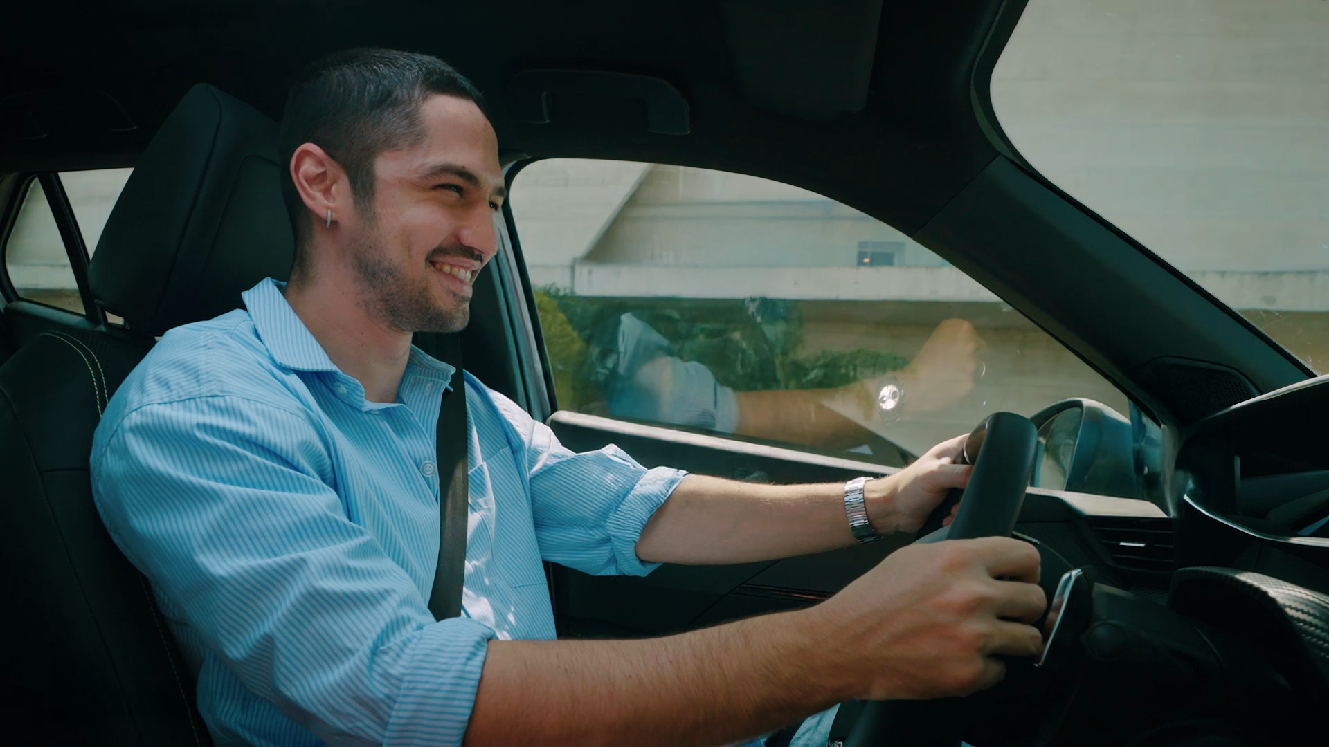 Com Gabriel Leone, Peugeot apresenta novos modelos híbridos