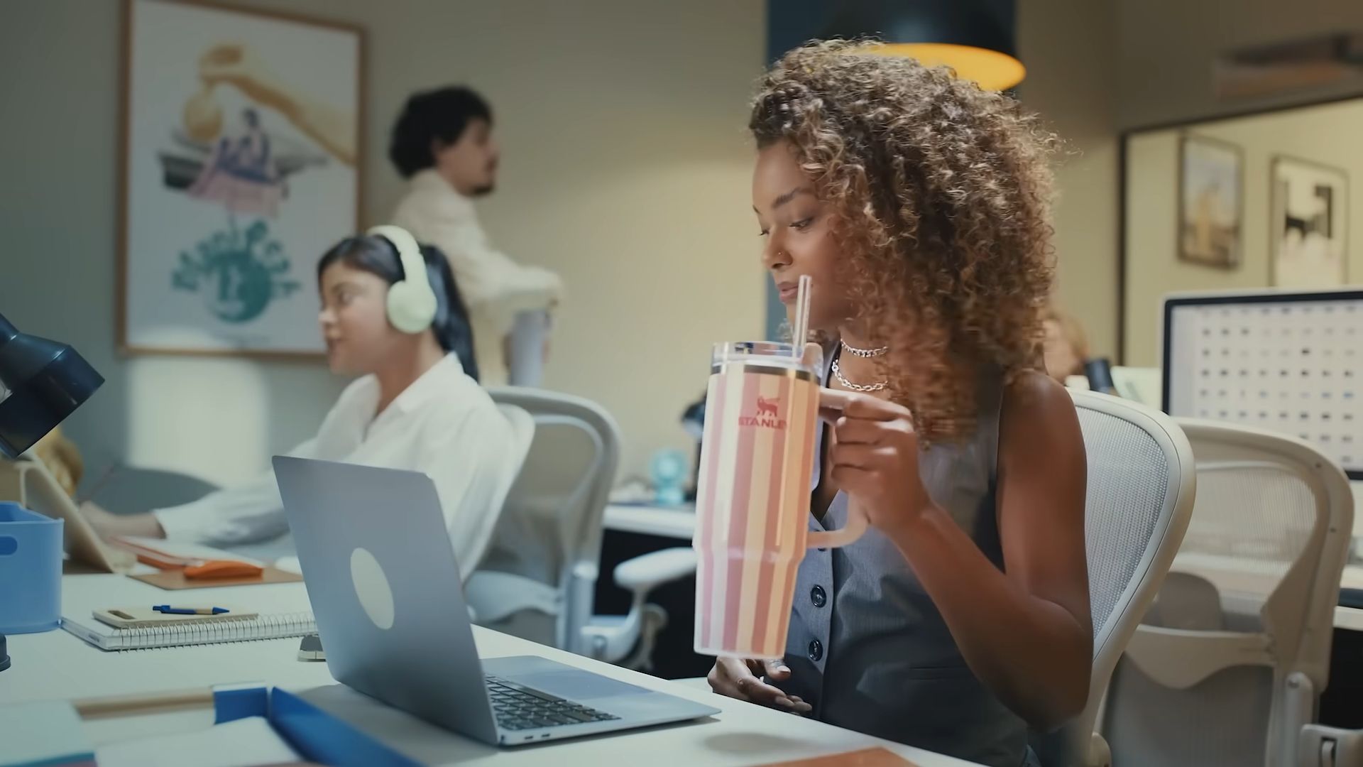 Stanley 1913 promove hidratação em campanha assinada pela Live The Agency
