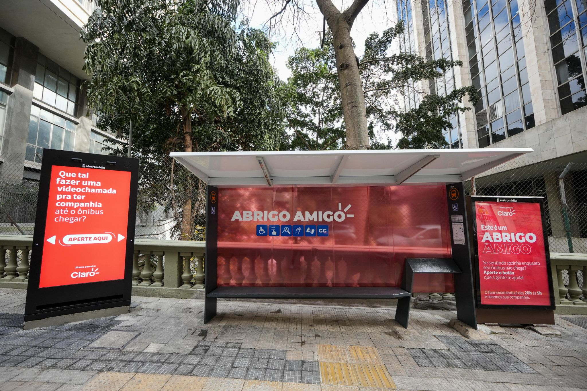 Eletromidia fecha parceria com Claro para expandir o Abrigo Amigo