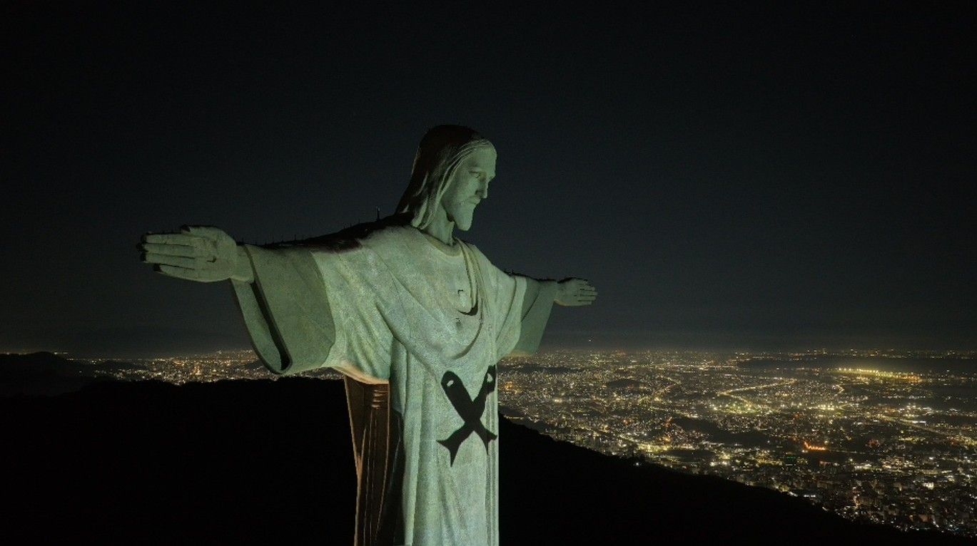 Hering projeta camiseta branca no Cristo Redentor