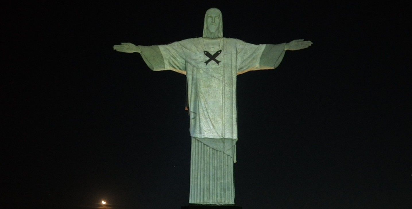 Hering projeta camiseta branca no Cristo Redentor