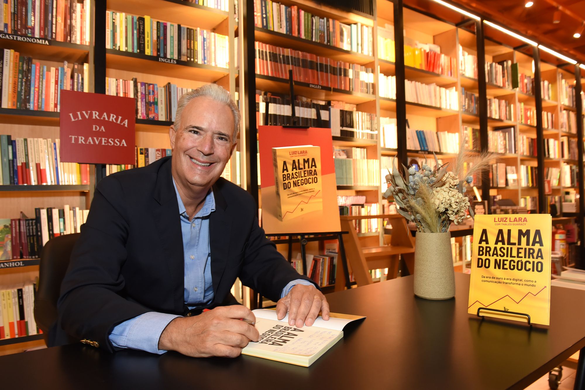 Luiz Lara faz história em lançamento de livro
