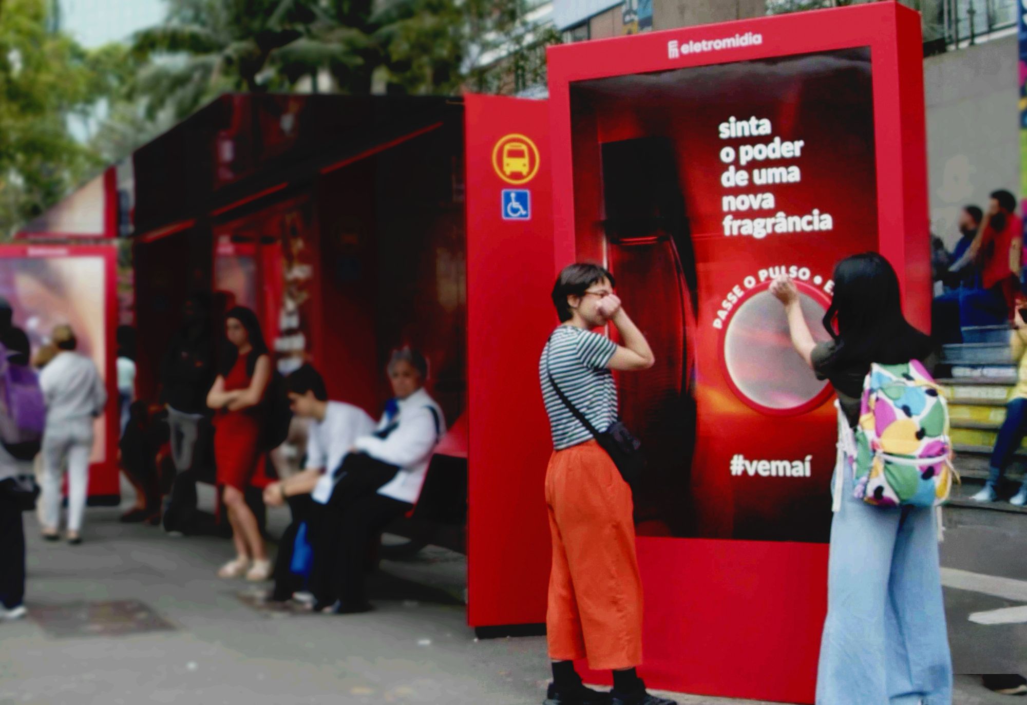 Com ação em OOH, Avon revela nova fragrância na Avenida Paulista