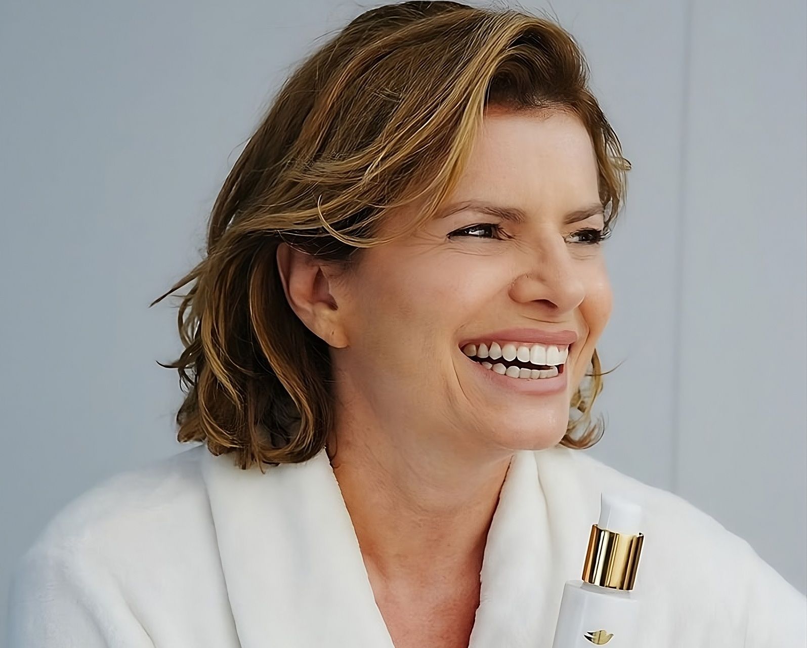 Débora Bloch se despede do topete de Odete Roitman com Dove Hair