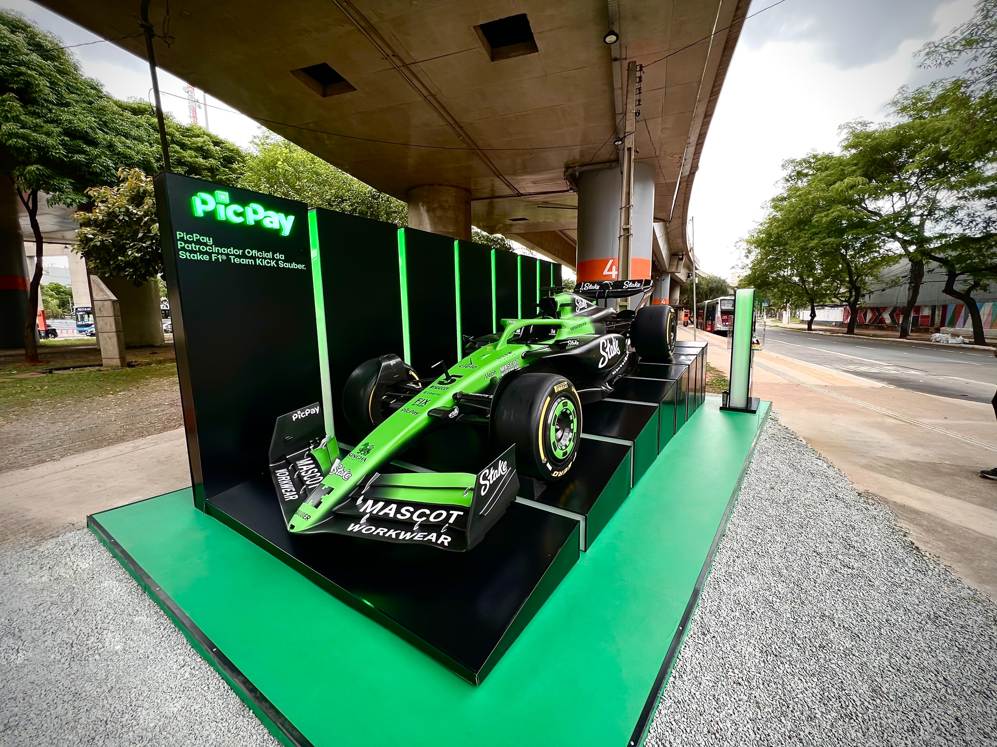 RZK Digital e PicPay levam réplica da Sauber, equipe do brasileiro Gabriel Bortoleto