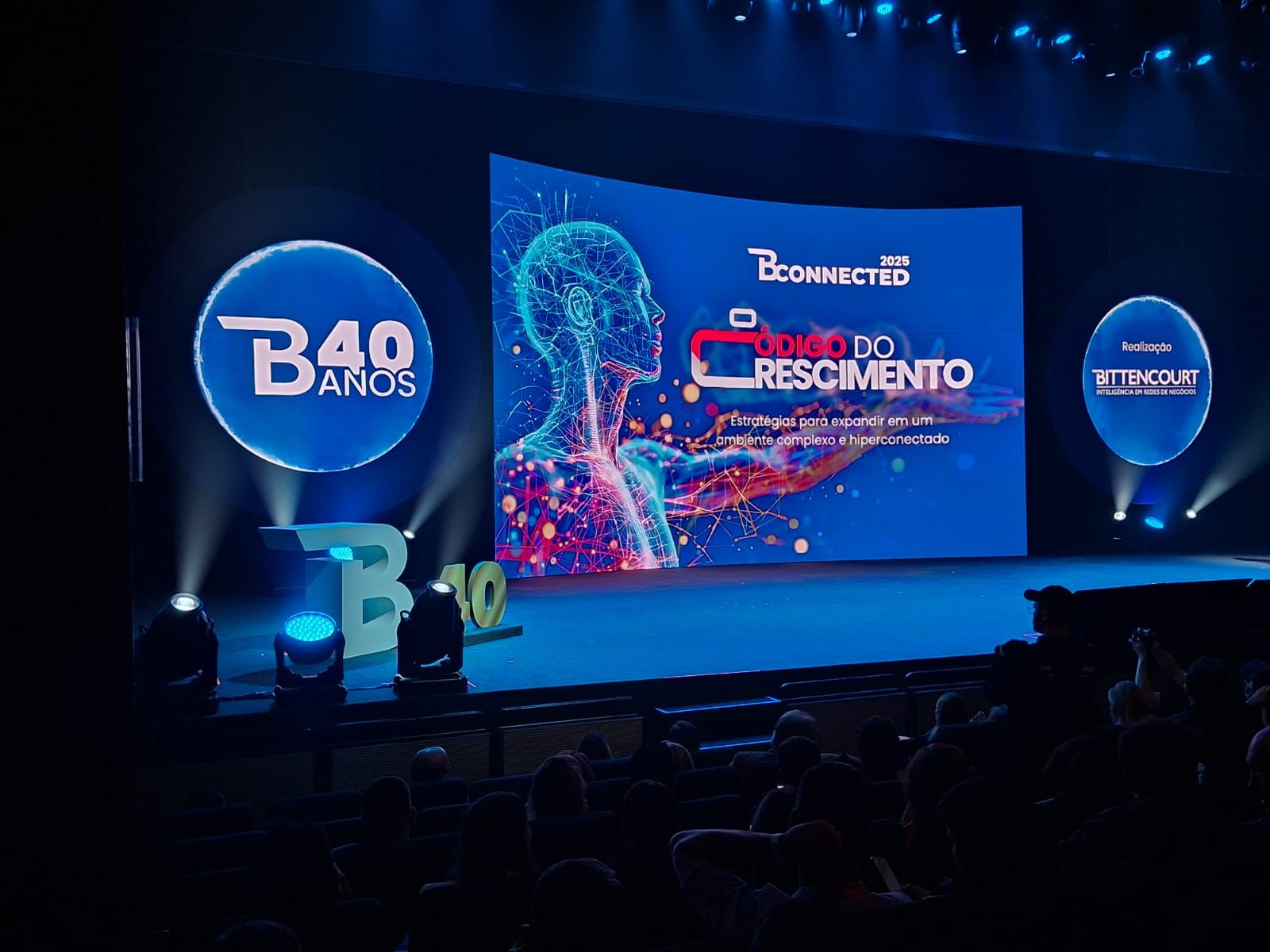 Franquias brasileiras crescem com foco em pessoas e gestão estratégica, diz pesquisa