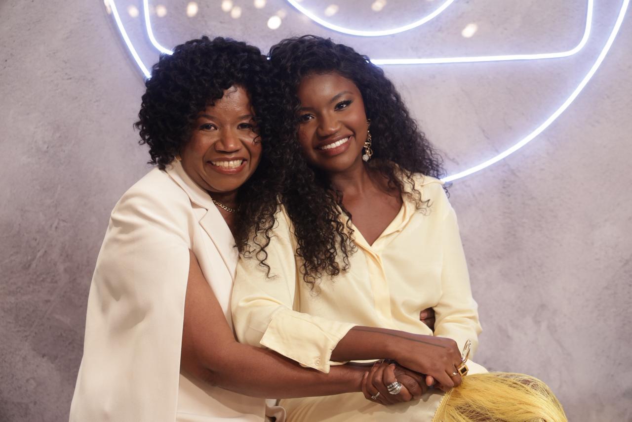 Ao lado de familiares, artistas e jornalistas gravam filme de fim de ano da TV Globo