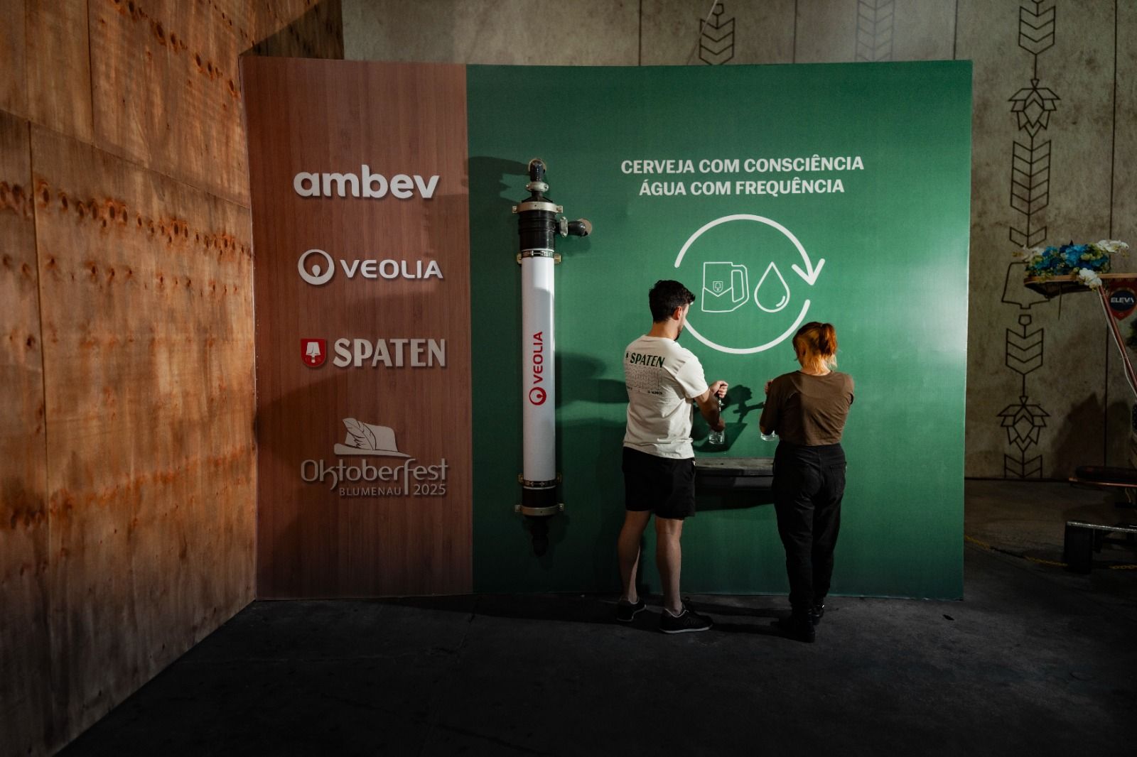 Ação da Ambev oferece água grátis na Oktoberfest