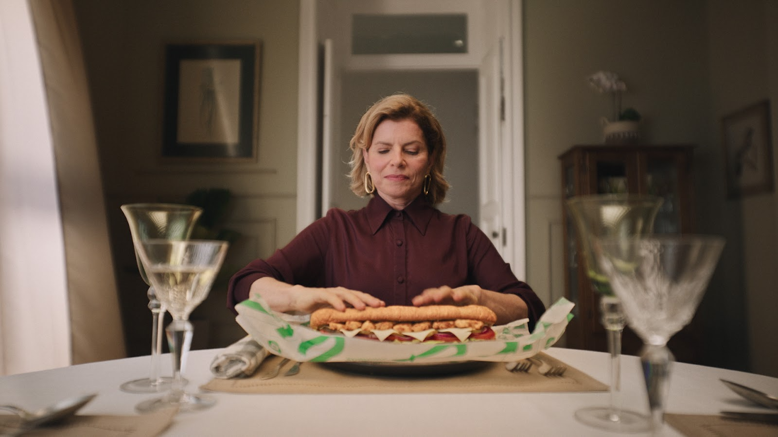 AlmapBBDO transforma cena de Odete Roitman em campanha