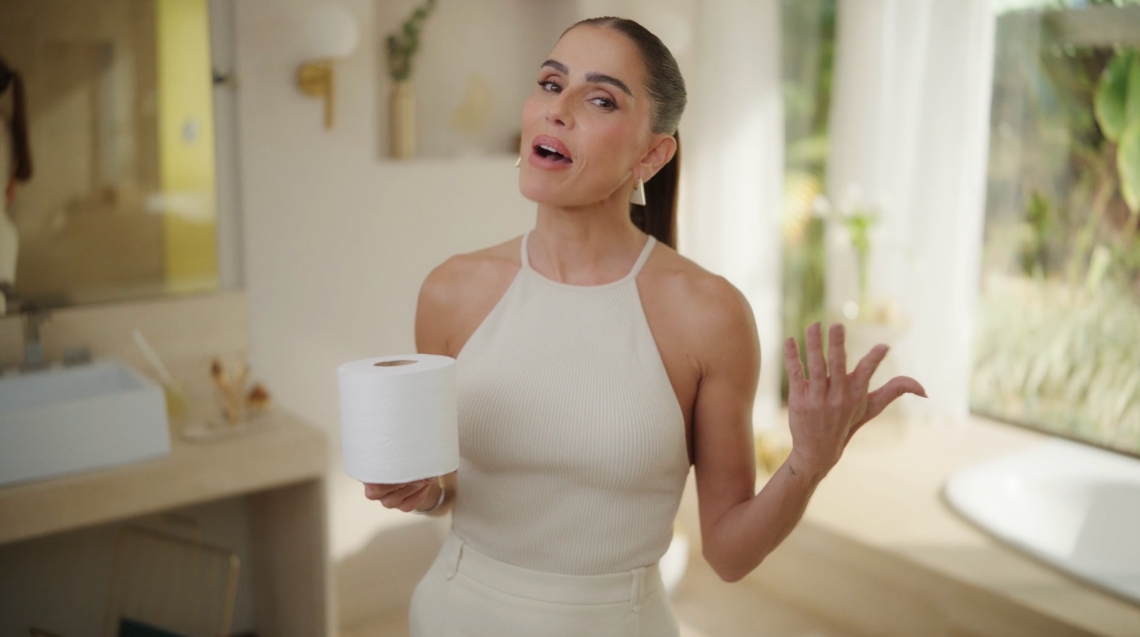 Neve reforça posicionamento sobre cuidado em campanha com Deborah Secco