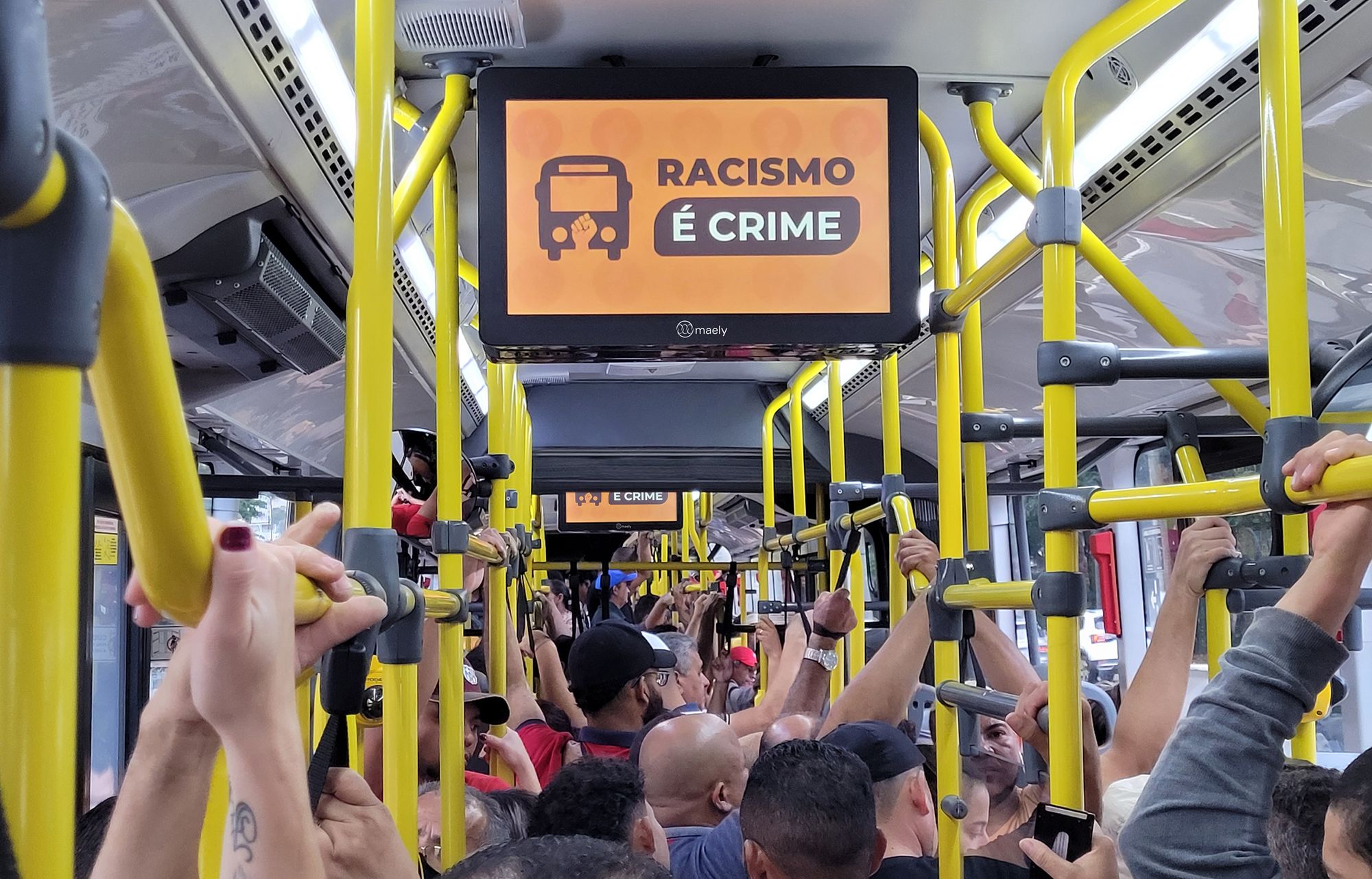 C2R|Maely dobra presença de mídia digital em ônibus de São Paulo