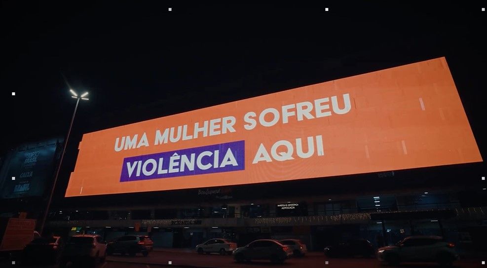 Artplan e ONU Mulheres projetam alerta sobre violência digital contra mulheres