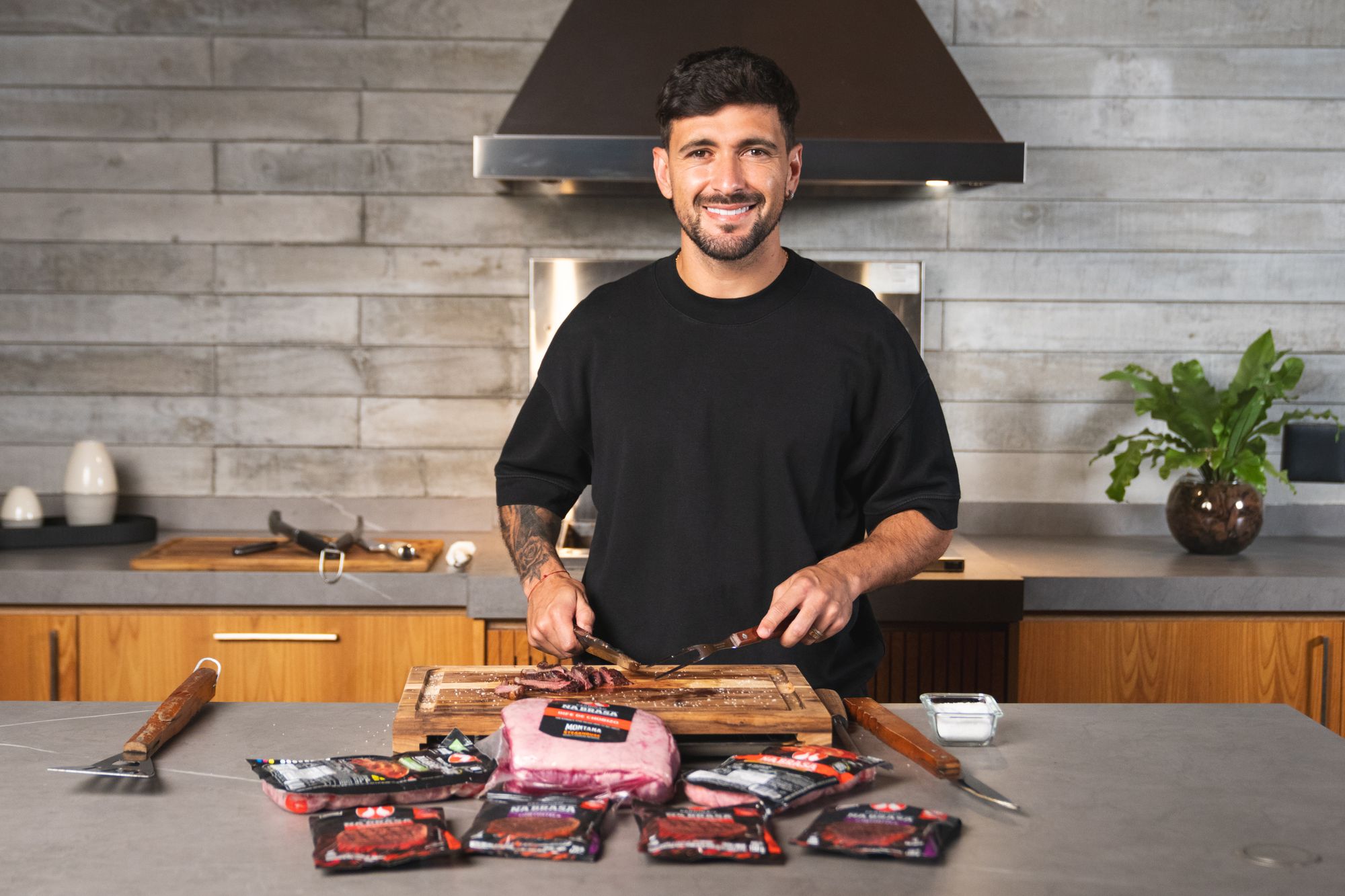 Arrascaeta convida Pedro para churrasco de Perdigão Na Brasa