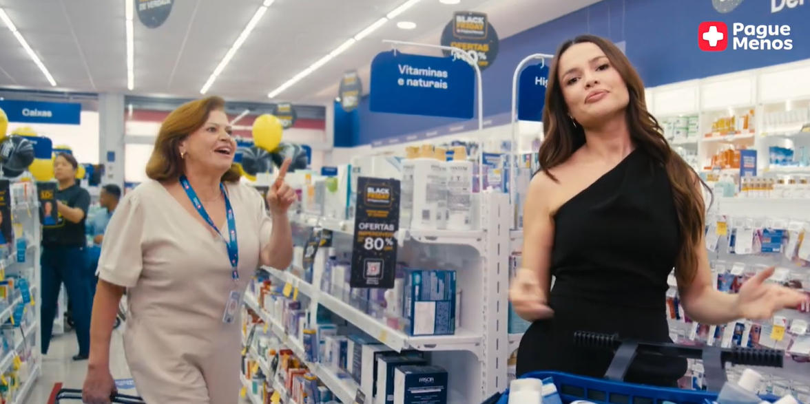 Ao lado da mãe, Juliette promove Black Friday da Pague Menos