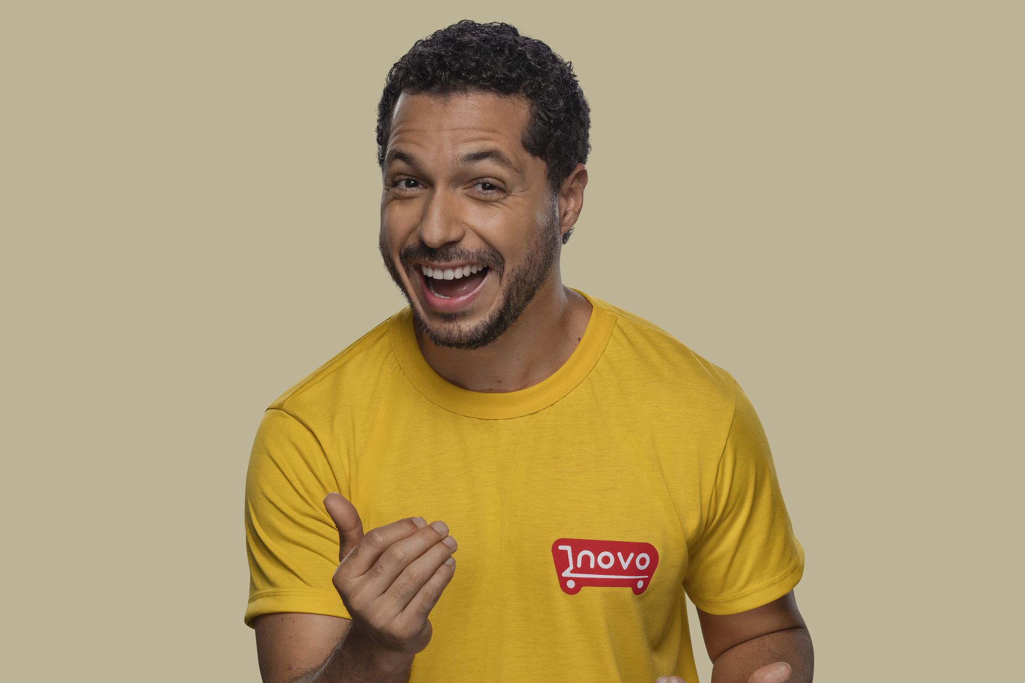 Ampla cria personagem Aldo para campanha do Novo Atacarejo