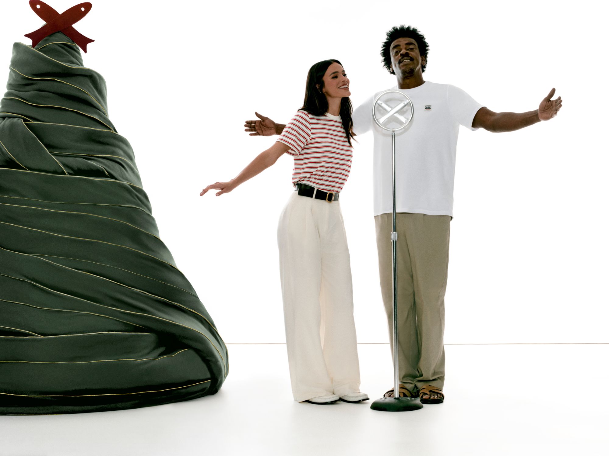 Bruna Marquezine e Seu Jorge estrelam campanha de Natal da Hering