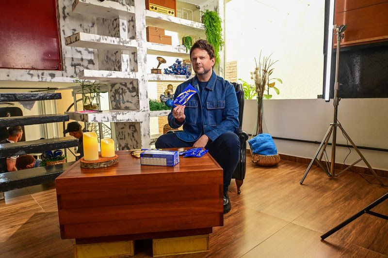 Com Selton Mello, Lacta propõe 'Vale-Presença' em campanha de Natal