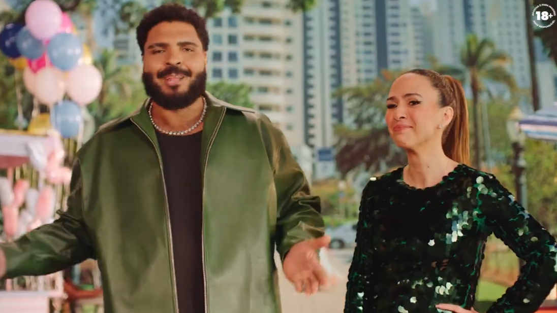 Caixa apresenta campanha da Mega da Virada com Paulo Vieira e Tatá Werneck