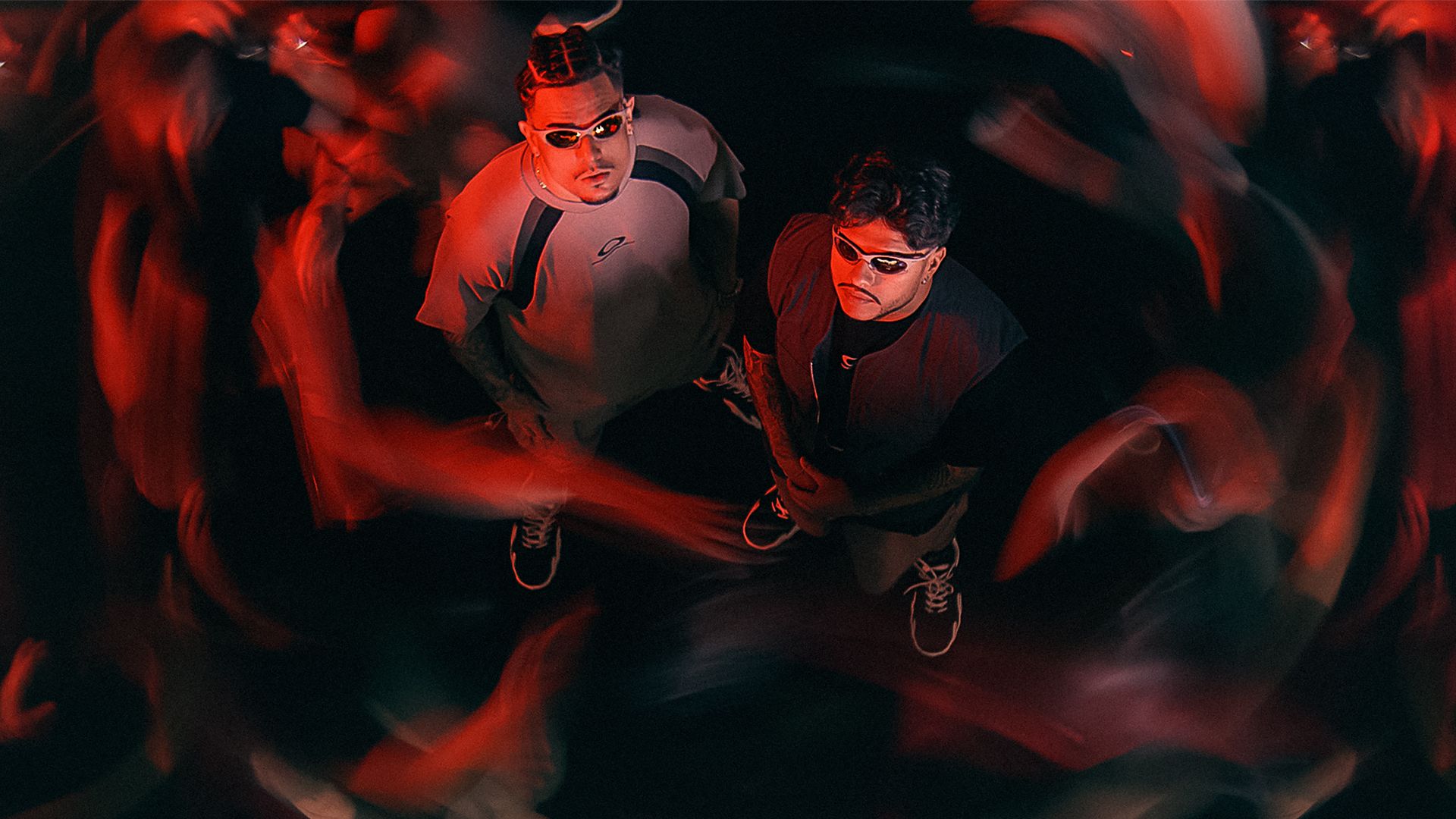 Oakley e Podpah lançam nova coleção com campanha ‘Between Two Worlds’