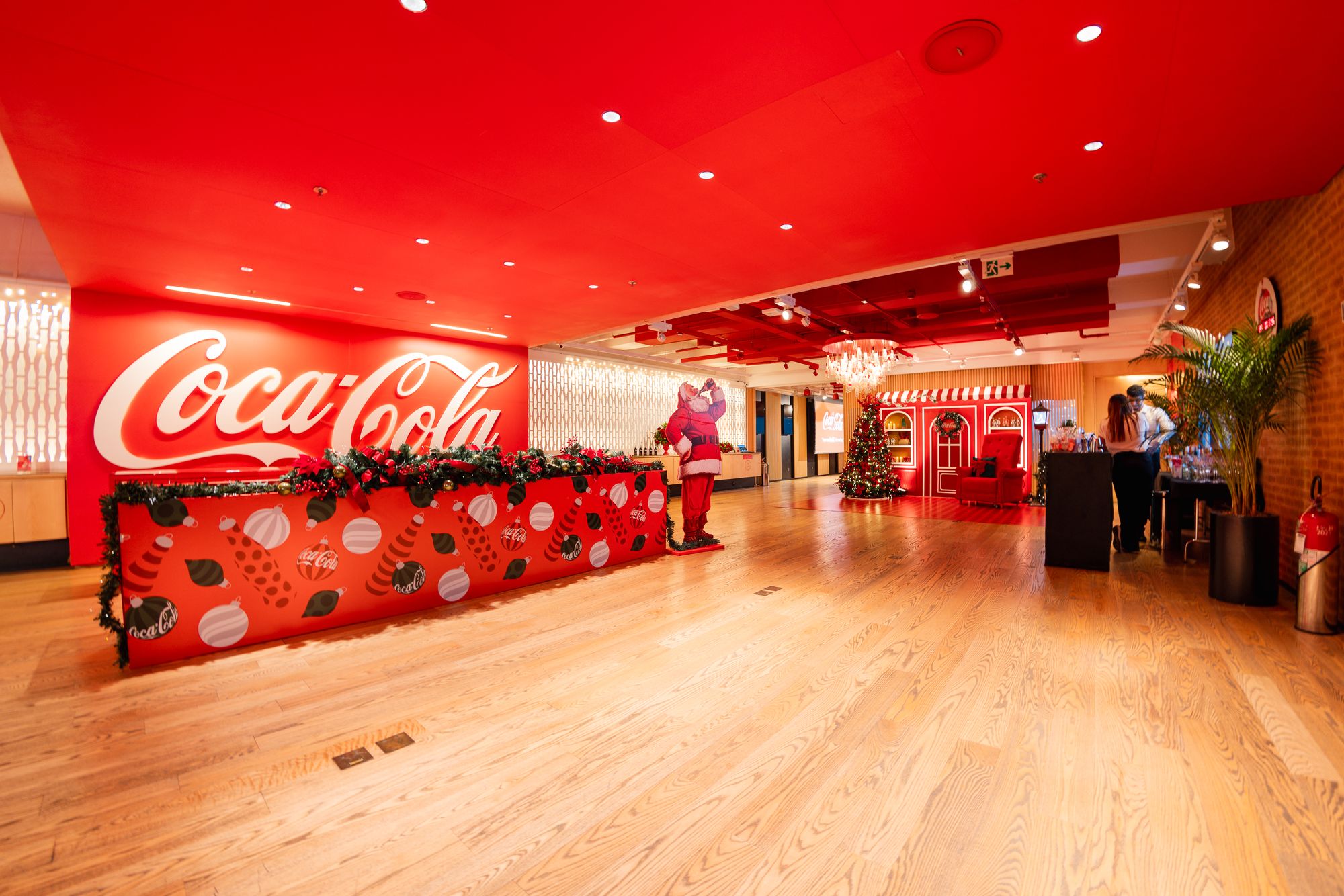 Natal da Coca-Cola integra ícones clássicos, tecnologia e ativações presenciais