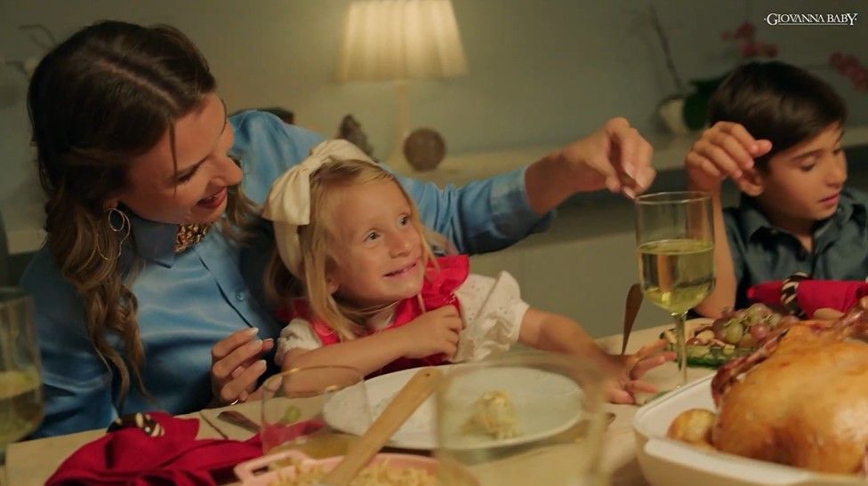 Giovanna Baby lança campanha de Natal com Julio Rocha e família