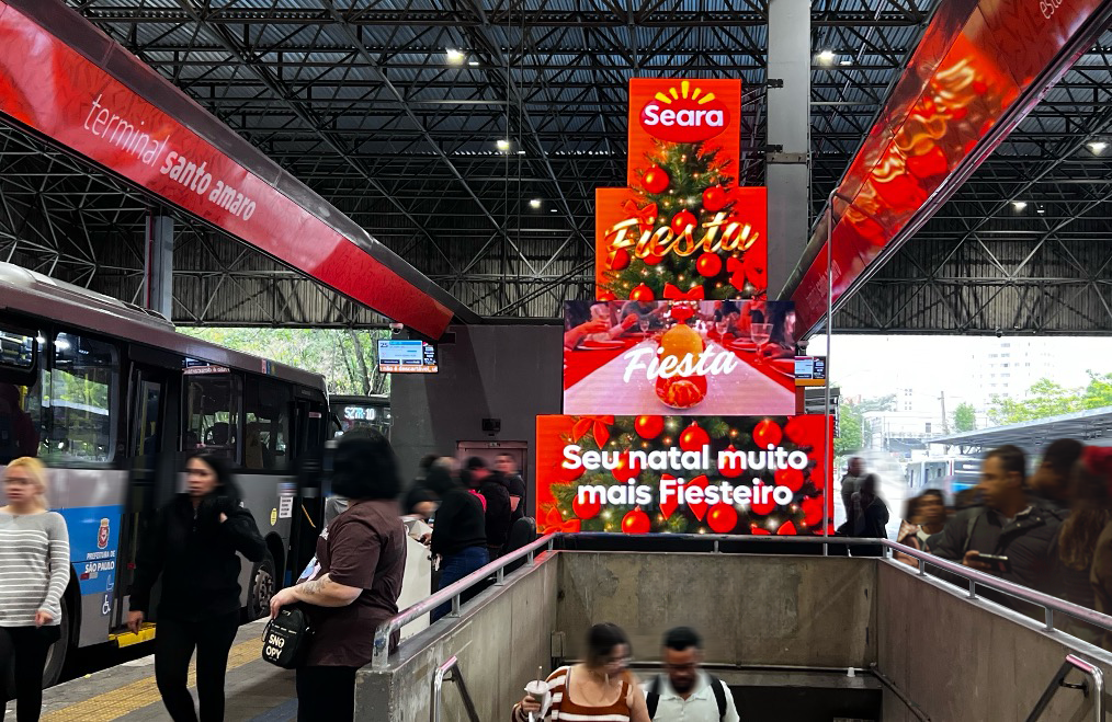 Árvores de LED levam campanha de Natal da Seara a terminais urbanos