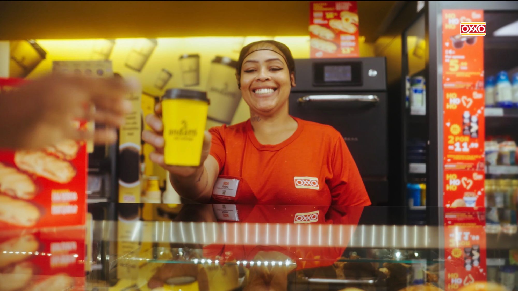 Oxxo lança campanha que homenageia profissionais que atuam na madrugada