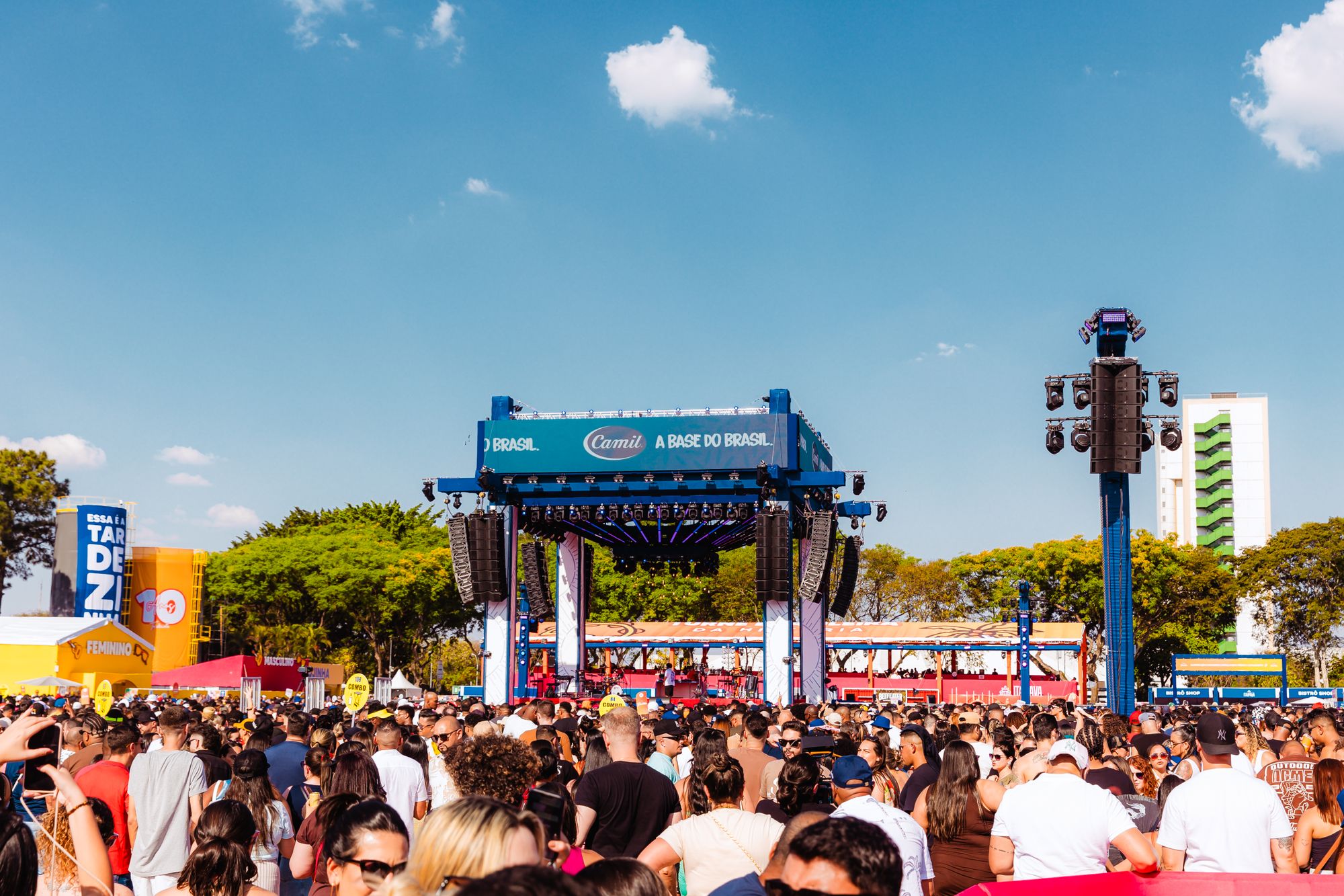 Camil ativa parceria com a Tardezinha em show de encerramento em São Paulo