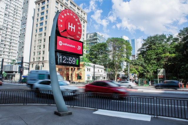 Webmotors celebra 30 anos com ação que transforma relógio da Avenida Paulista em velocímetro