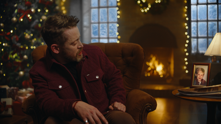 Macaulay Culkin estrela campanha de fim de ano do Bradesco