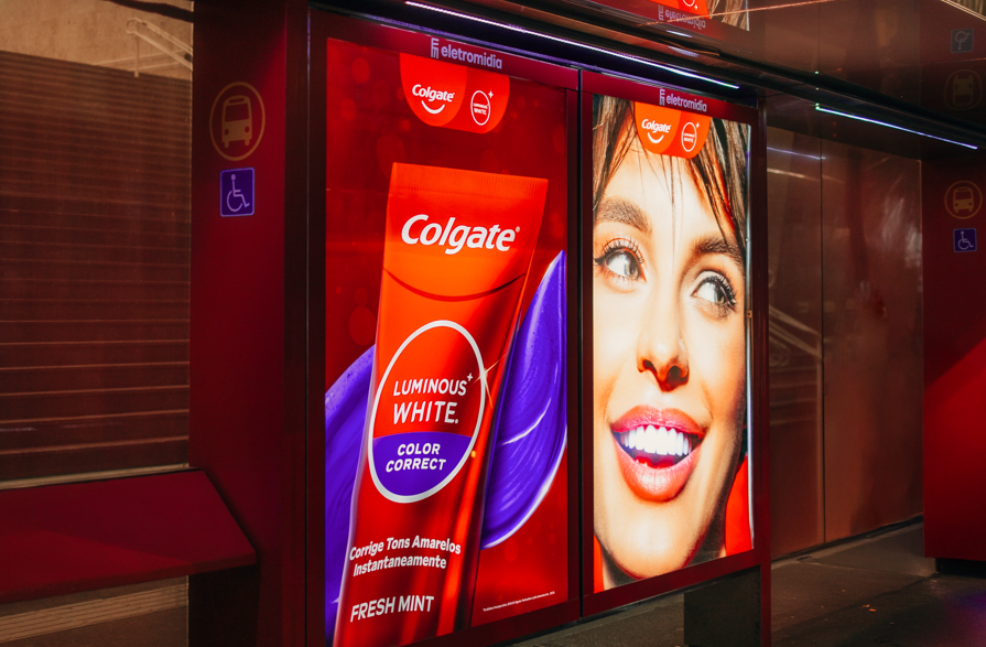 Colgate aposta em OOH para lançar Luminous White Color Correct