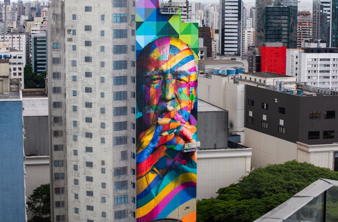 Com apoio da Coral, Kobra restaura mural de Oscar Niemeyer em São Paulo