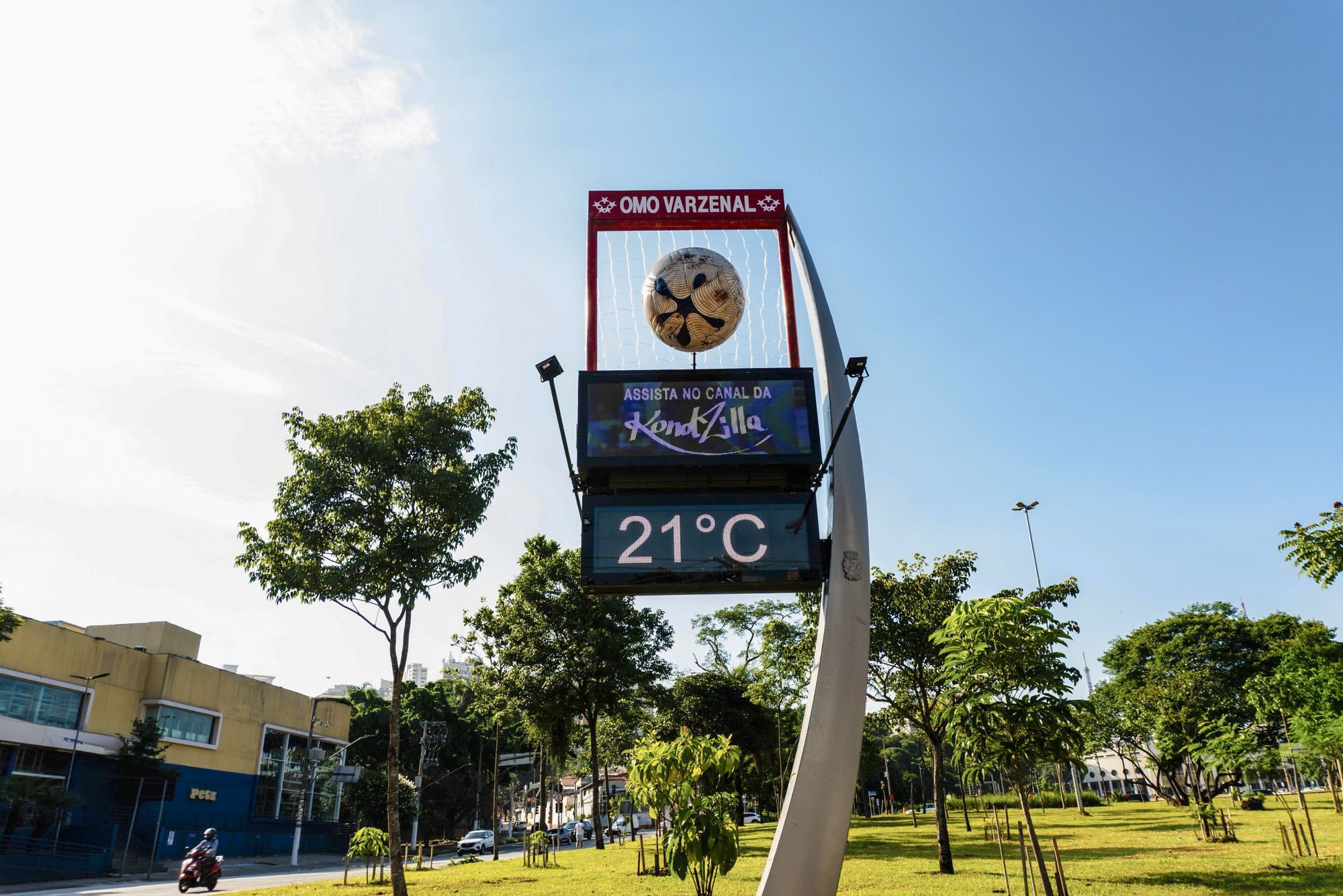 Omo leva o futebol de várzea para espaço urbano