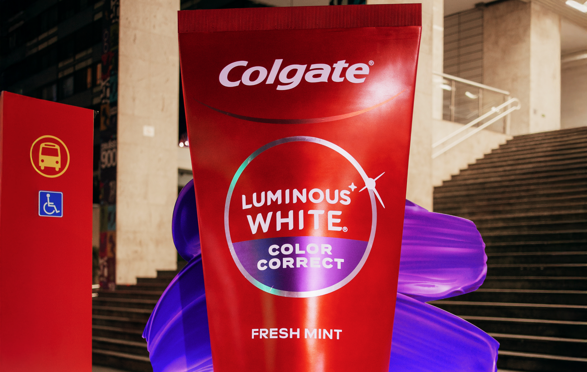 Colgate aposta em OOH para lançar Luminous White Color Correct