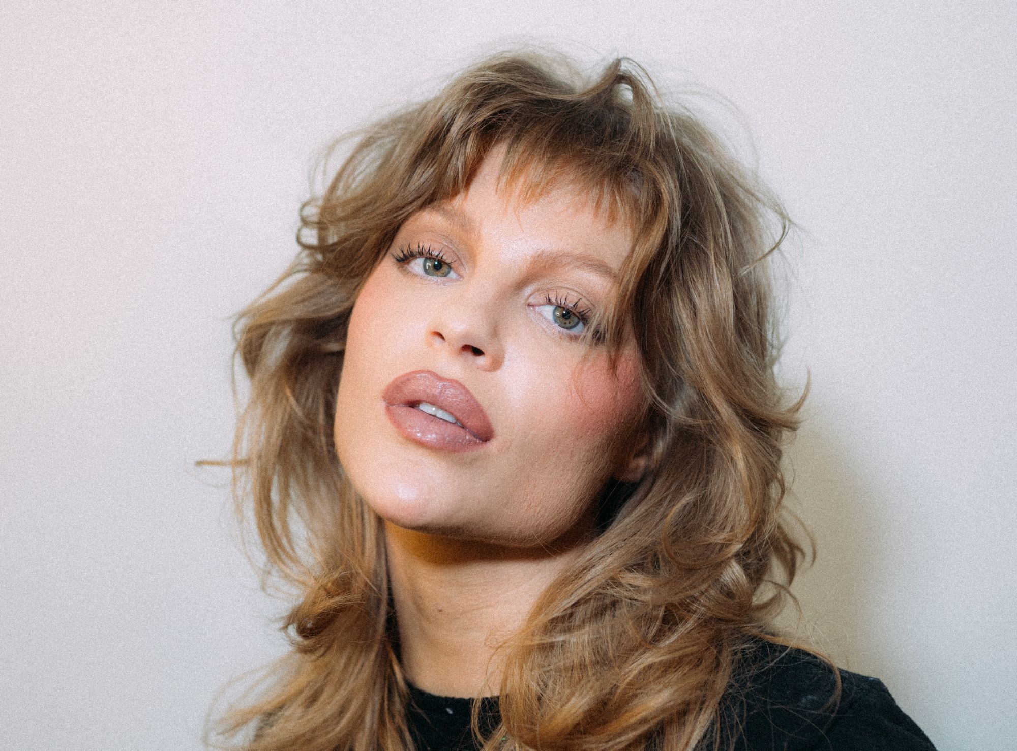 Luísa Sonza remove mega hair em live para campanha de Eudora Siàge