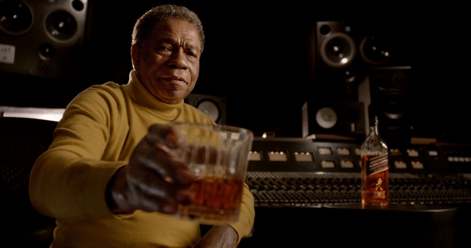 Johnnie Walker homenageia Paulinho da Costa, brasileiro por trás de clássicos da música